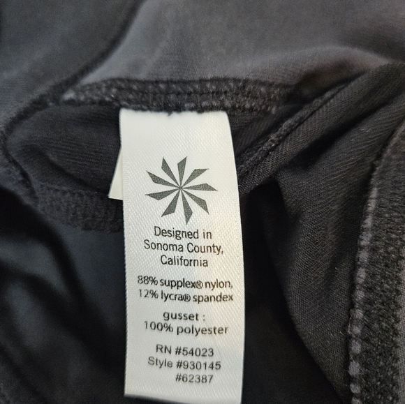 Athleta Ironstone Connect Black & Gray Floral Capri Leggings Size Medium T29 - Picture 7 of 10